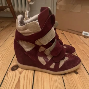 Isabel marant liknande skor - Super snygga isabel marant liknande skor, inga defekter alls bara använda fåtals gånger. Storlek 38 men passar mer som en 37