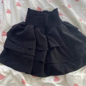 Svart kjol från H&M - Fin svart kjol från H&M, ganska puffig. 