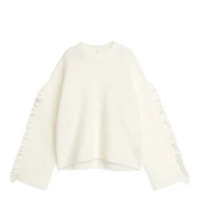 Arket tröja i mohair med volangdetalj - Säljer min stickade tröja från arket, den har volanger på armarna och är superbra skick!💕