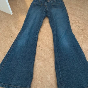 Blå bootcut jeans - Måste (tyvärr) sälja mina favorit jeans då dem är för små, låg midja och bootcut, storlek 164, midjemått: 35cm (70cm omkrets), ben längd: 96cm
