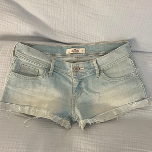 Hollister jeansshorts  - Midjemått 37 cm rakt över +lite stretch. Jätte snygga men kommer inte till användning då jag har flera liknande 💓lågmidjade 