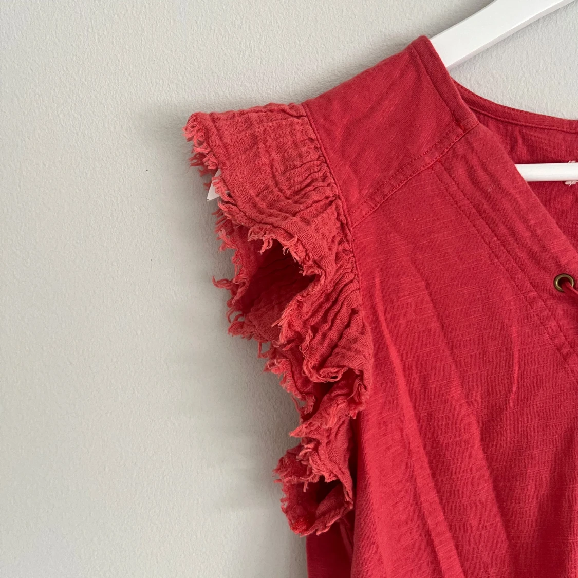 Röd topp med volangärmar och snörning - 2