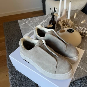 Gråa sneakers från Eytys - Säljer dessa gråa Eytys skorna i modellen doja och storlek 39!🫶🏼