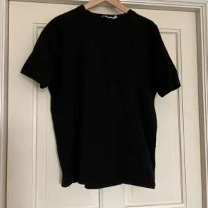 Svart t-shirt - Oversized svart T-shirt, välanvänd men fortfarande i fint skick!