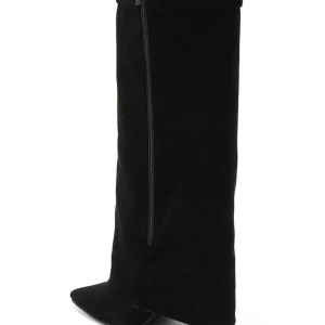 Svarta folded boots i mocka från Luluia, enbart använt en gång pga jag köpte fel storlek!! Super fina och bra kvalite❤️ - Snygga svarta stövlar i mocka med ett dekorativt spänne upptill. De har en spetsig tå och en diskret klack, vilket ger en elegant look. Perfekta för att komplettera en stilren outfit. Köpte för 600 men pga använt en gång säljer jag för 350!