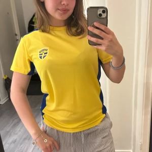 Sverige t-shirt - Säljer en gul sverige t-shirt med blå detaljer och Sverige-tryck på ryggen! Nästan aldrig använd. Storlek S men passar mig i storlek M också. Skriv om du har frågor eller undrar något! 💖