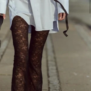 Svarta spetsbyxor från Zara - Snygga svarta spetsbyxor från Zara i storlek XS. Använd några gånger men i fint skick