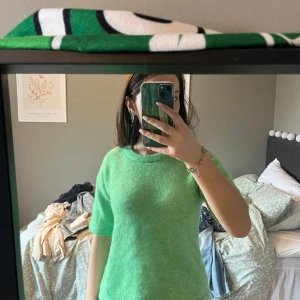 Grön stickad tröja - Säljer en härlig grön stickad tröja med rund hals och trekvartsärmar. Perfekt för en färgglad look. Passar bra till både jeans och kjol. Hör av dig vid intresse! 💚
