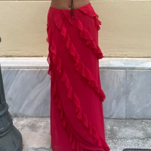 Röd långkjol - Otrooolig långkjol!!!! Men volanger framtill! 