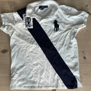 Chief keef pikétröja från Polo Ralph Lauren - Vit pikétröja från Polo Ralph Lauren med marinblå diagonal rand och broderad logga på bröstet. Nypris 2100. Pris kan diskuteras vid snabb affär.