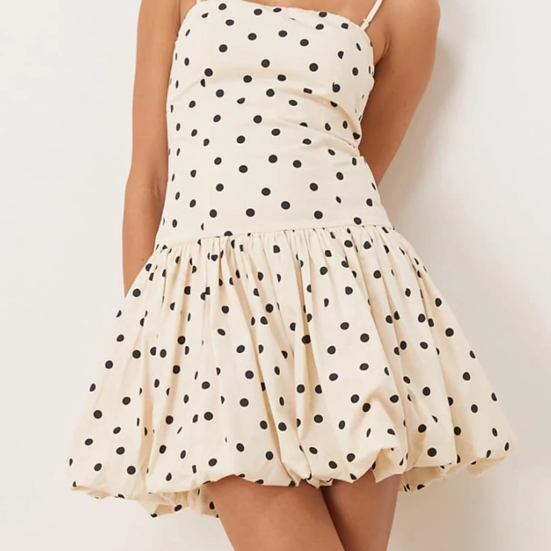 Prickig kortklänning med ballongkjol - 1