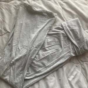 Grå yoga pants från Gina Tricot young - Superbekväma grå mjukisbyxor/yoga pants från Gina Tricot young med bred resår i midjan. Byxorna är flare i modellen och gjorda i mjukt bomullsmaterial. 