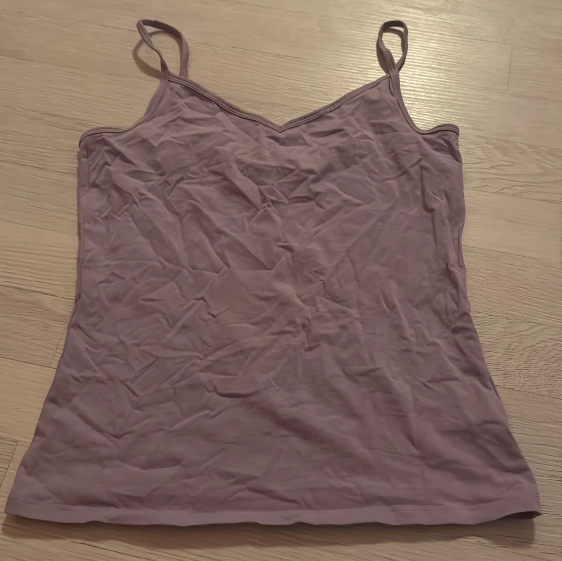 Lila linnetopp med smala axelband