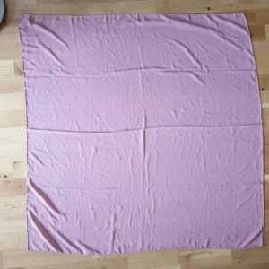 Ljusrosa sjal från Orkide - Stor, fyrkantig ljusrosa sjal från Orkide. Sval och tunn, perfekt att slänga över axlarna eller vira runt halsen. 90×90cm. ⭐Säljer fler sjalar i min profil, fler köp = mer rabatt! 