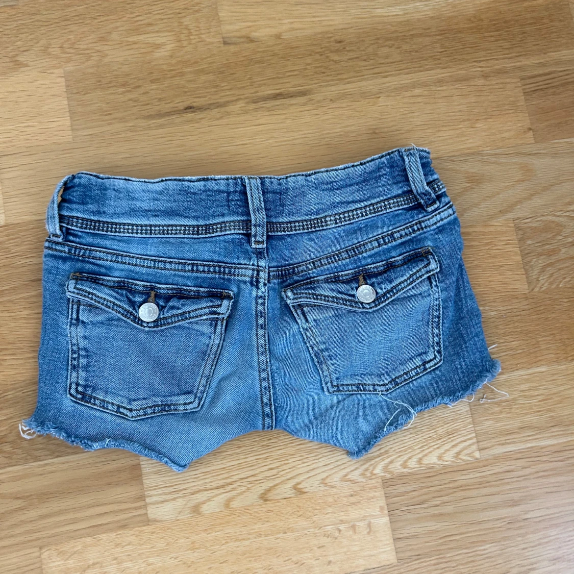 Blå jeansshorts från Gina Tricot - 1