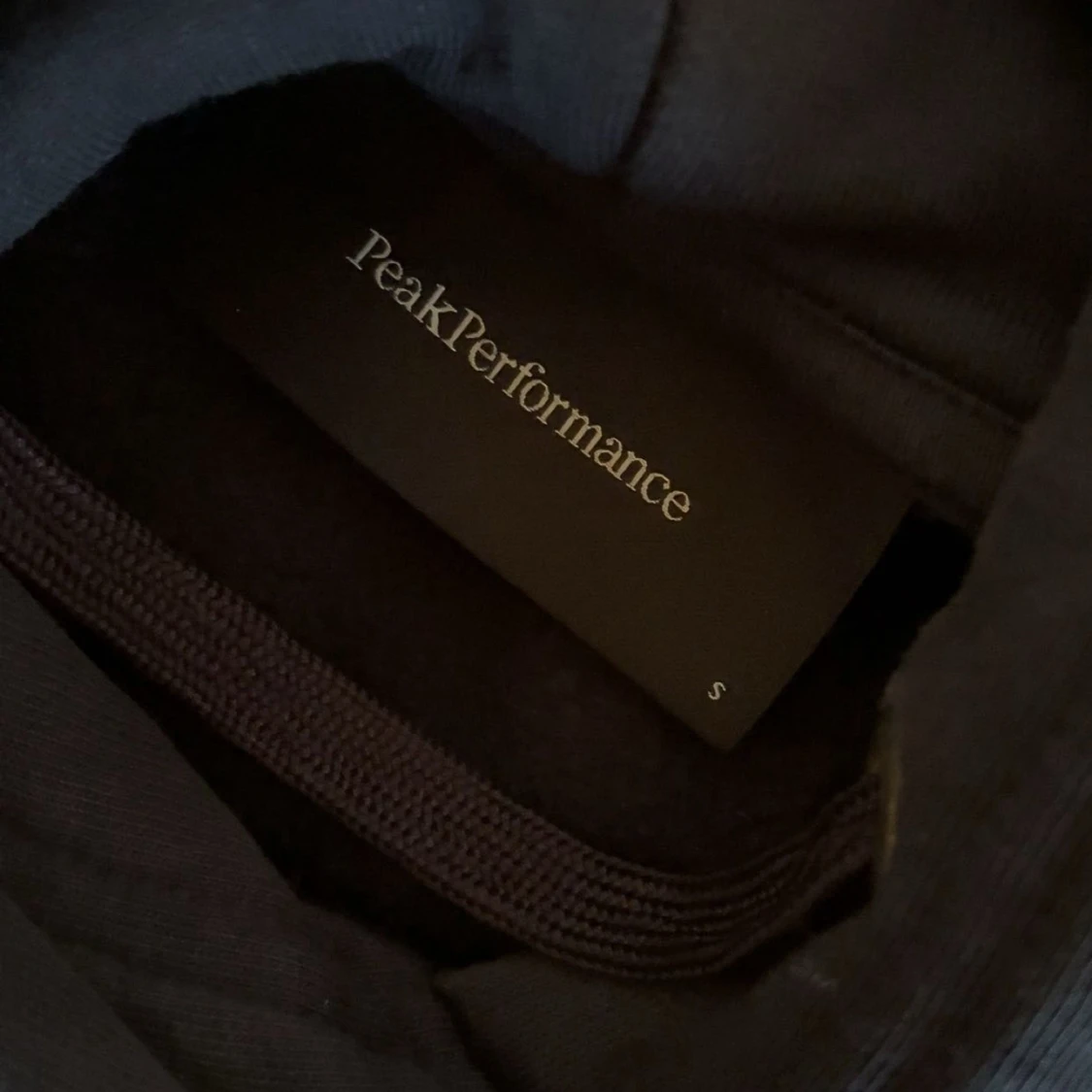 Mörkblå hoodie från Peak Performance - 2