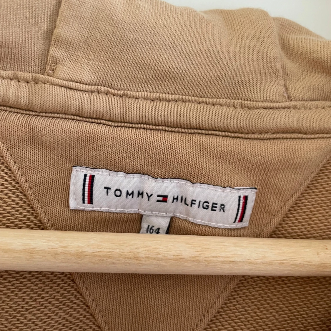 Beige hoodie från Tommy Hilfiger - 2