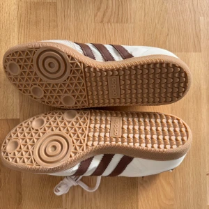 Adidas Samba OG Cream White Preloved Brown  - Adidas Samba OG Cream White Preloved Brown, säljer då dom inte passar mig. Helt nya och aldrig använda. Storlek 42