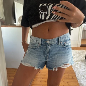 Lågmidjade jeansshorts  - Säljer dessa snygga slitna shorts från Gina Tricot i storlek 36!💖💖🙏🏽