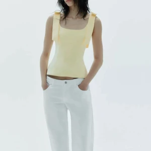 Gul korsettopp med breda axelband -  Säljer denna fina gula topp från Zara, Använd endast en gång, super fin nu till sommaren