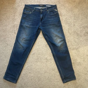 Blå replay jeans i ”Sandot” modellen. - Toppskick, knappast använda, relaxed taper passform.