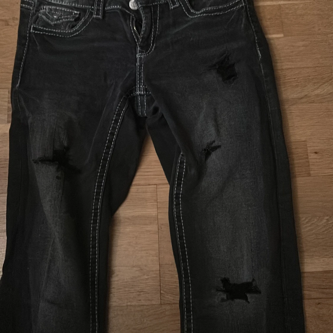 Svarta bootcut jeans med slitningar - 1