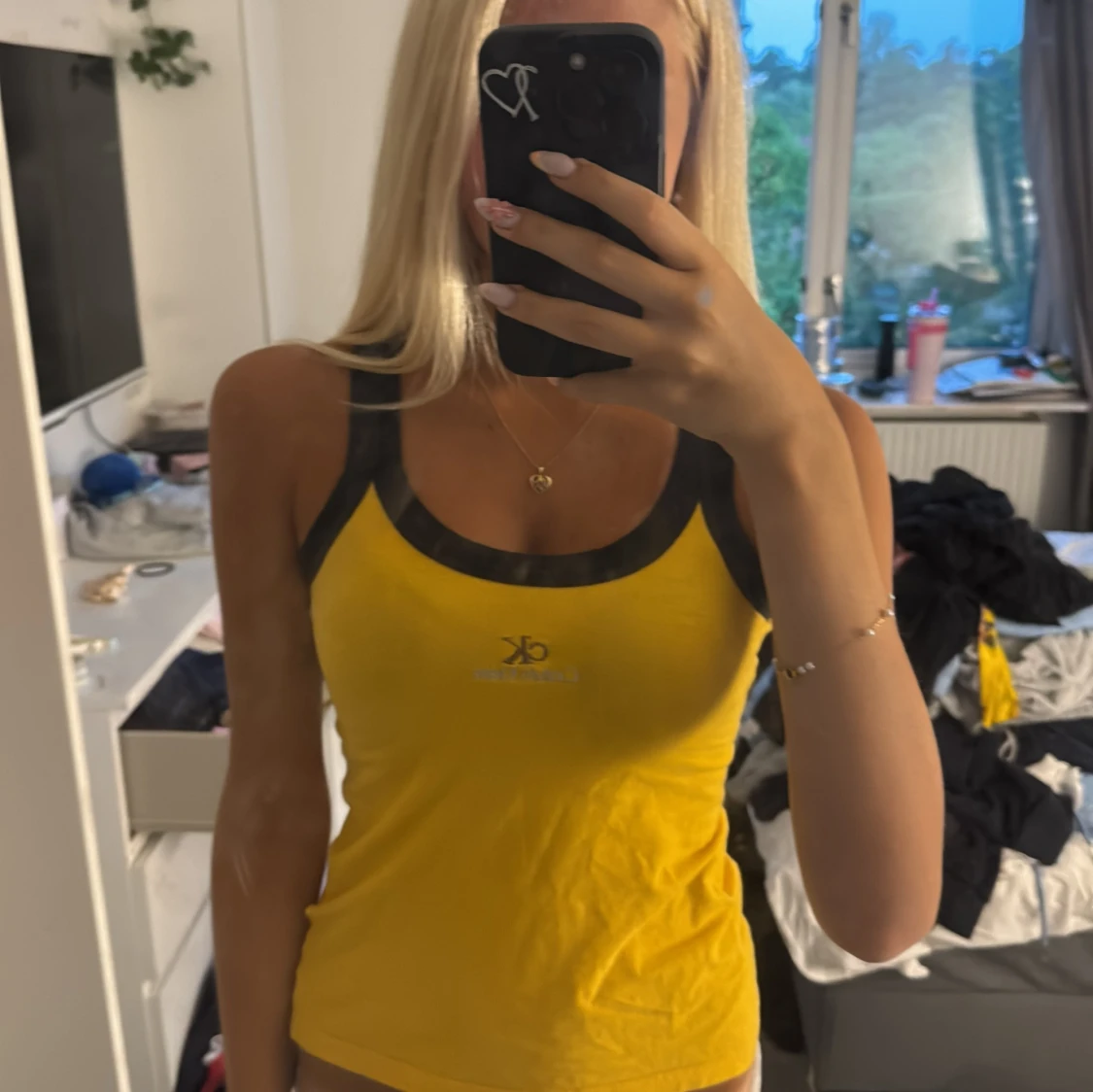 Gul linnetopp från Calvin Klein