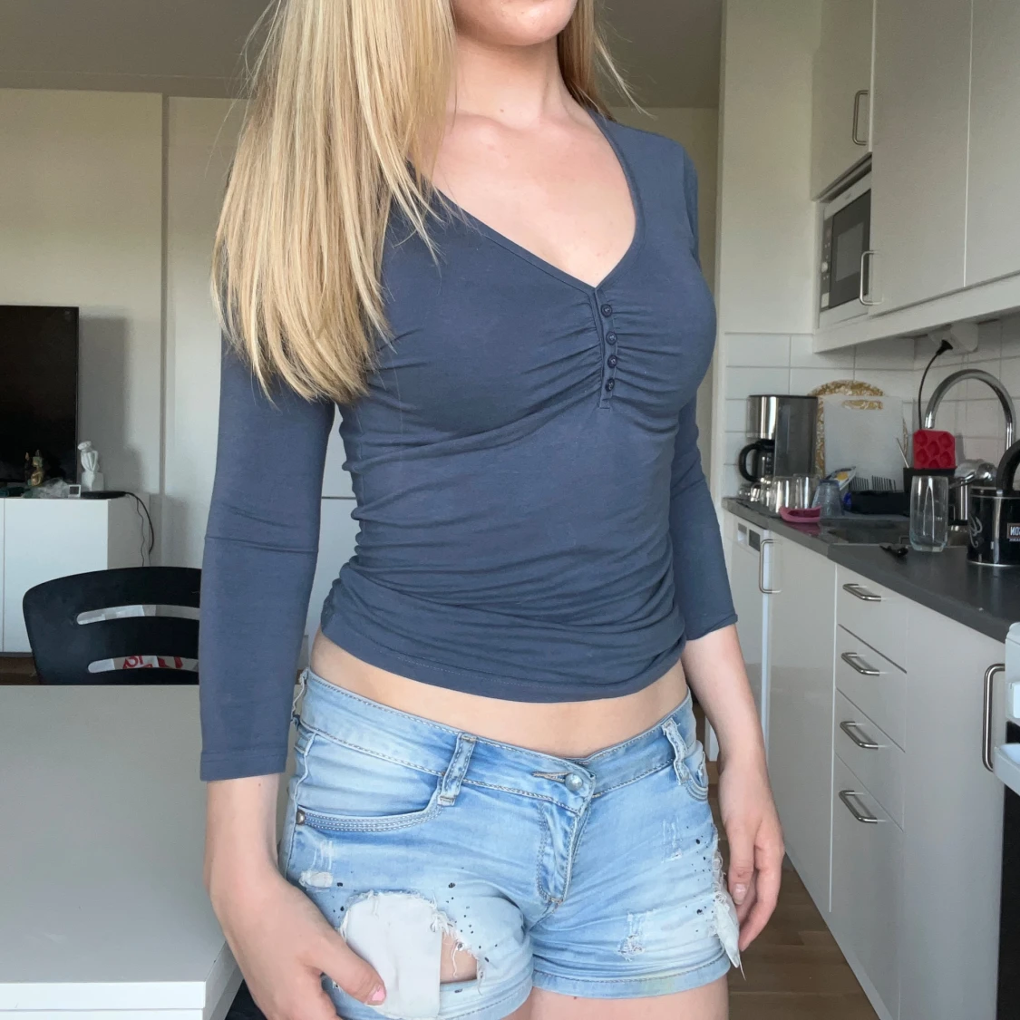 Mörkblå v-ringad topp med knappar