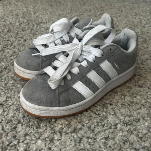 Adidas Campus gråa - Säljer ett par Adidas Campus sneakers i grå. Jag har knappt andvänt dom så i väldigt bra skick! Det gråa skosnöret följer också med🌺