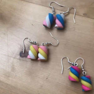 Färgglada marshmallows örhängen - Unika örhängen i form av små tvinnade marshmallows i olika färgkombinationer. De har starka färger som rosa, blå, gul, grön och vit. Perfekta för dig som vill sticka ut med lekfull och färgglad stil. Priset gäller för ett par örhängen, man kan även köpa alla 5 paren för 25kr💞