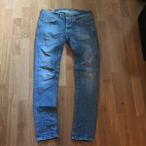 Dondups - Tja! Säljer dessa snygga Dondupsen för grymt pris. Det är i mycket bra skick och de sitter som 30/32. Skriv om ni har frågor!
