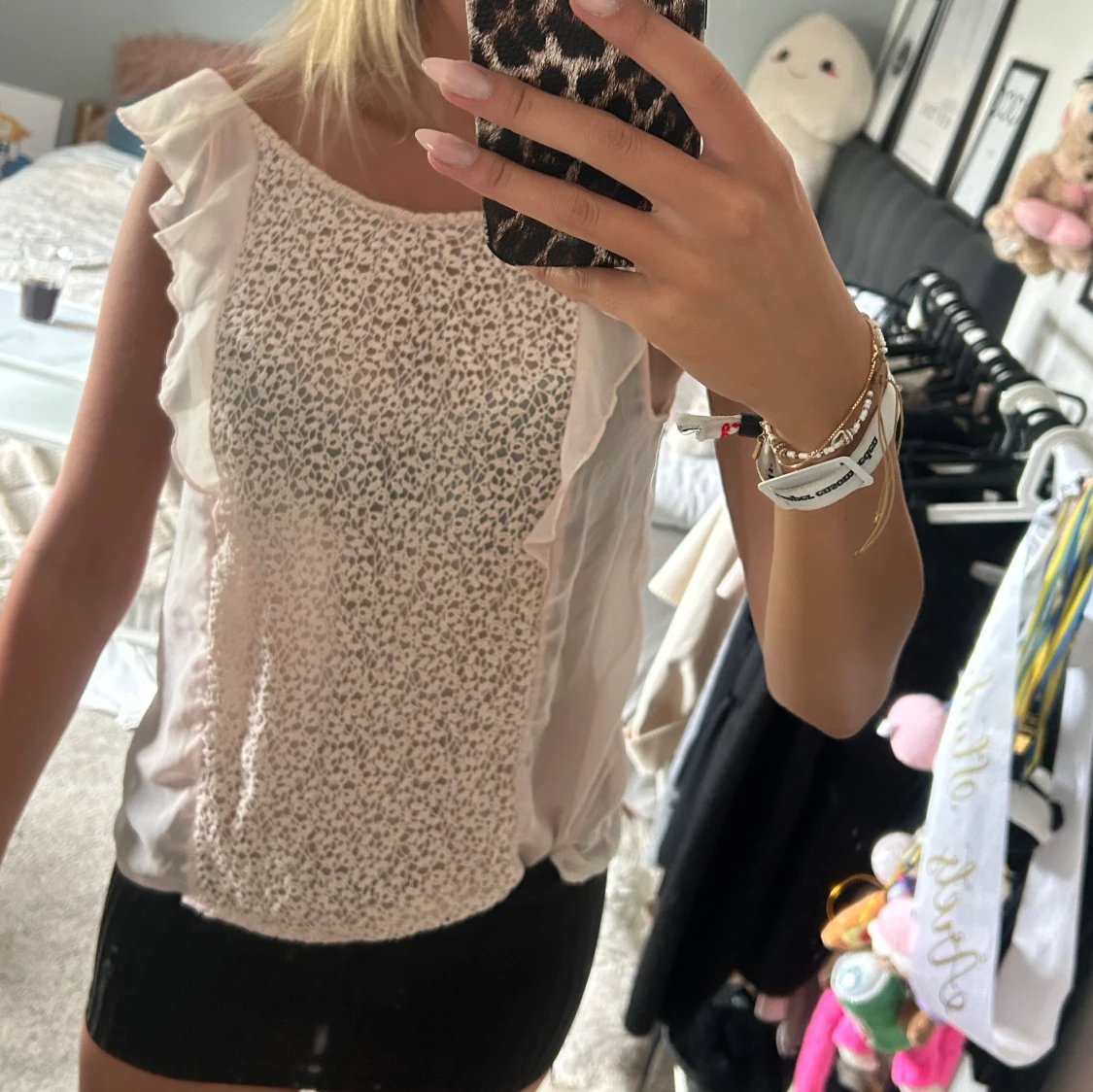 Ljus rosa blus med volang och knyt i ryggen