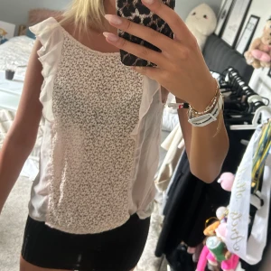 Ljus rosa blus med volang och knyt i ryggen - Ljus rosa blus 