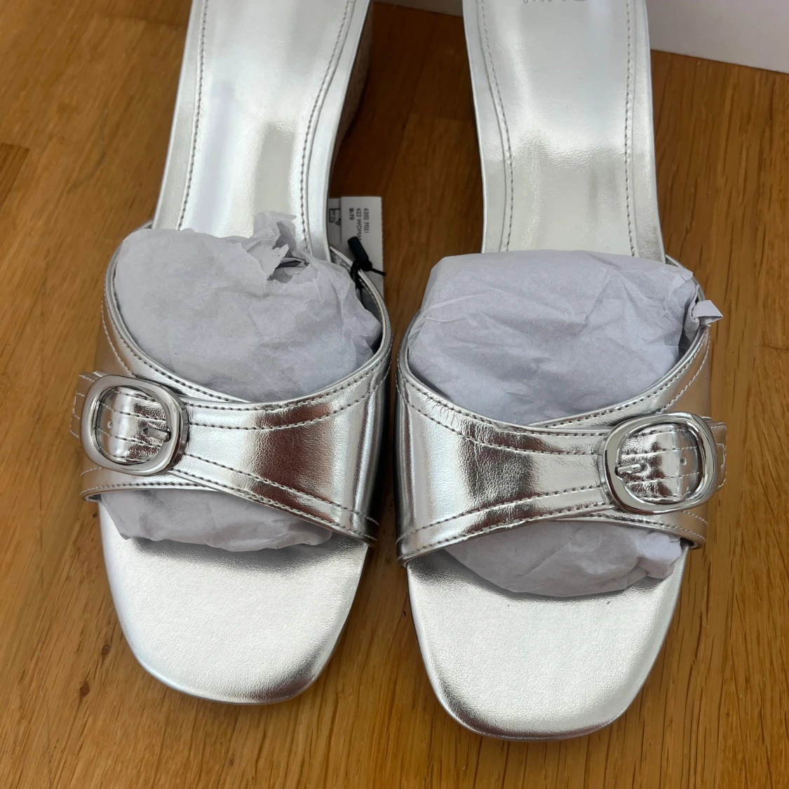 Silvriga sandaler med korkklack från MNG - 1