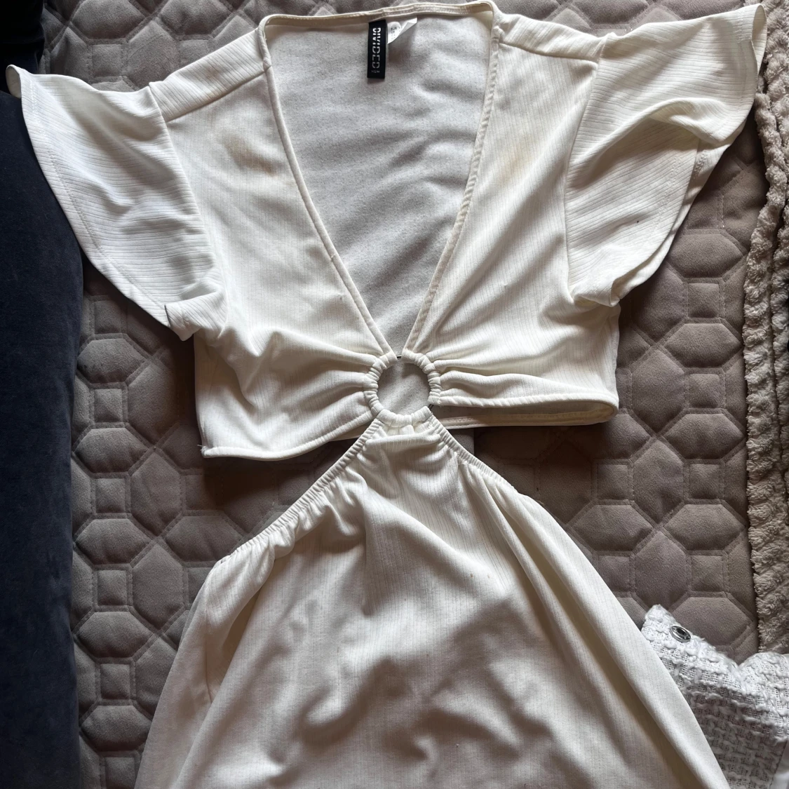 Vit kortklänning med cut out från Hm - 3