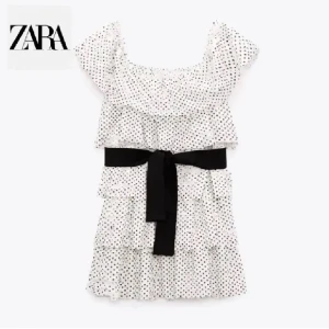 Prickig klänning från Zara - Super fin klänning från Zara i nyskick med inga defekter! 💕