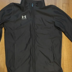 Under Armour Tröja - Bra i storleken Storlek YLG/160cm Slutsåld överallt Pris kan diskuteras vid snabb affär✅