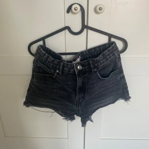 Svarta jeansshorts - Svarta jeansshorts med medelhög midja och fransiga kanter. 