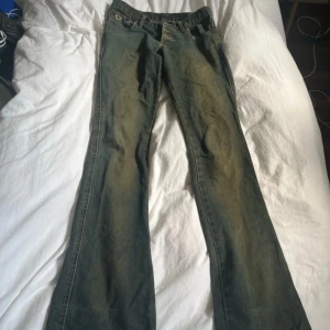 Lois Jeans från 2000-talet - Lois jeans from 2000-talet. Säljer då dem är för långa för mig och även lite för tajta i midjan. Finns tecken på användning som visas på bilderna. Färgen är en blå-gul/-grön-ish wash. Bootcut/flare-ish. Storleken på lappen säger 37/29”