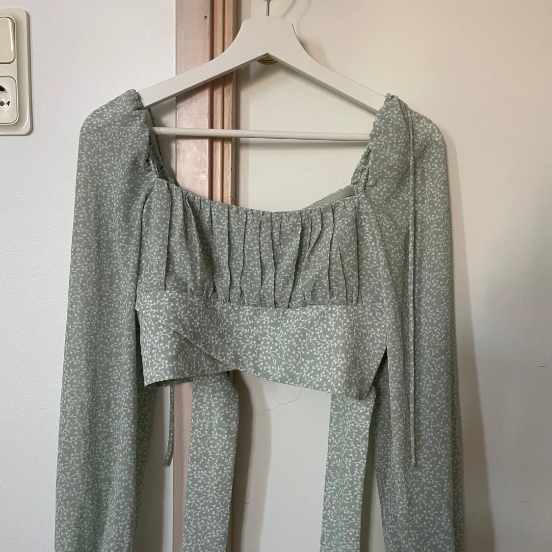 Grön blus med knyt och mönster