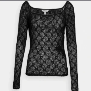 Svart spetstopp från vero moda - Supersnygg svart långärmad spetsblus från vero Moda , Transparent med ”blommigt” spetsmönster och figurnära passform. Perfekt att styla med ett linne eller snygg bh under.              ”Inte mina bilder                                                     Säljer för 100kr💗.     