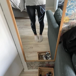 Träningstights - Träningstights med rätt så låg midja, vet inte va de är för märke men står www.2xu.com i dom. i storlek M.