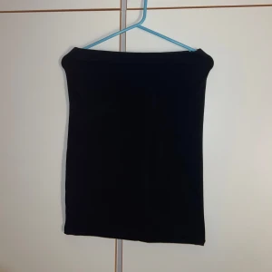 Svart tight kjol från Lindex XS - Enkel och stilren svart tight kjol från Lindex i storlek XS. Kjolen är kort och har en rak passform som sitter snyggt på kroppen. Perfekt att matcha med en crop top eller oversized hoodie för en clean look.