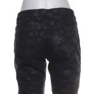 Lågmidjade kostymbyxor  - Byxor med mönster från laura t i storlek 36. använd ”köp nu”. 25/7-2025