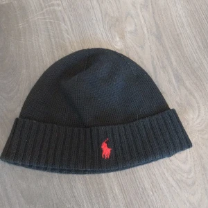 Ralph lauren mössa - Säljer nu min ralph lauren mössa. Den har inga defekter på användning. Nypris 995 mitt pris 229🙌