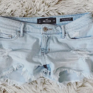 Lowrise HOLLISTER ljusblåa jeanshorts - Se profil för fler shorts! Sååå snygga! I modellen ”short short lowrise” midjan rakt över: ca 37,5-38 cm rakt över💞storlek w25 men lite stor i storleken skulle jag säga💞