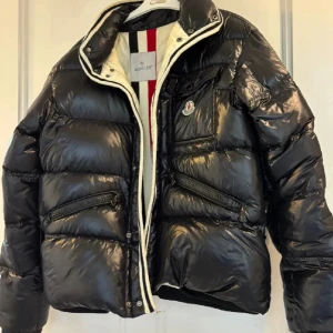 Svart Moncler pufferjacka med huva - Äldre modell på jackan 
