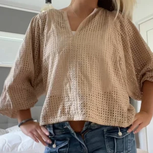 Beige blus  - Superfin blus med ”hål” i💓💓