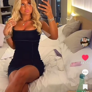 Jeansklänning bershka  - Super snygg jeansklänning från bershka, helt ny och aldrig använd.