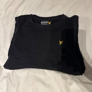 Lyle & scott svart t-shirt - Bra skick. Bara ett litet hål som man inte tänker på